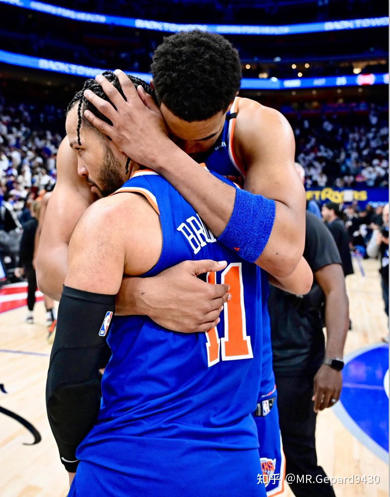 九游体育-包含纽约尼克斯训练开放日；转会期队长鼓劲引欢呼；NBA季后赛在即；身体对抗强度拉满的词条